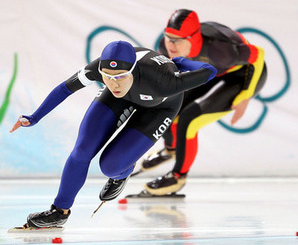 VANCOUVER, BC - FEBRUARY 16: Lee Sang-Hwa of South Korea skates ahead of Jenny Wolf of Germany during the women's speed skating 500 m final on day five of the Vancouver 2010 Winter Olympics at Richmond Olympic Oval on February 16, 2010 in Vancouver, Canada. (Photo by Jamie Squire/Getty Images)