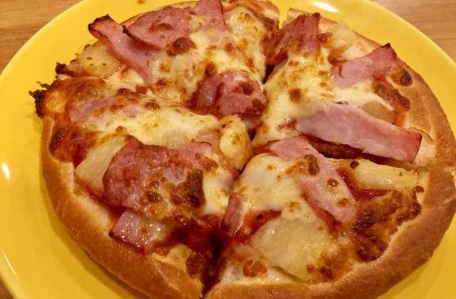 Hawaiian ham & pineapple pizza (Shutterstock)