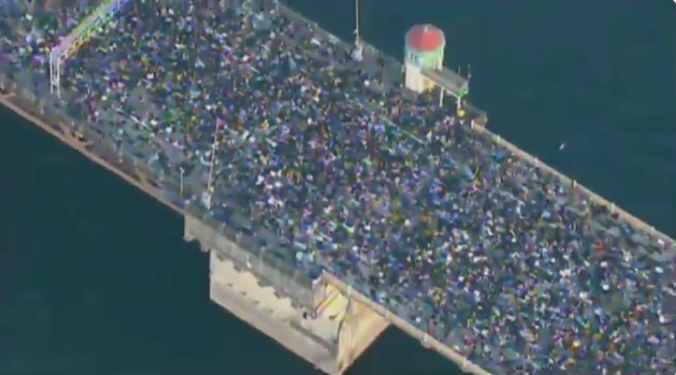 Thousands Occupy Portland Bridge Laying Down to Simulat George Floyd Death