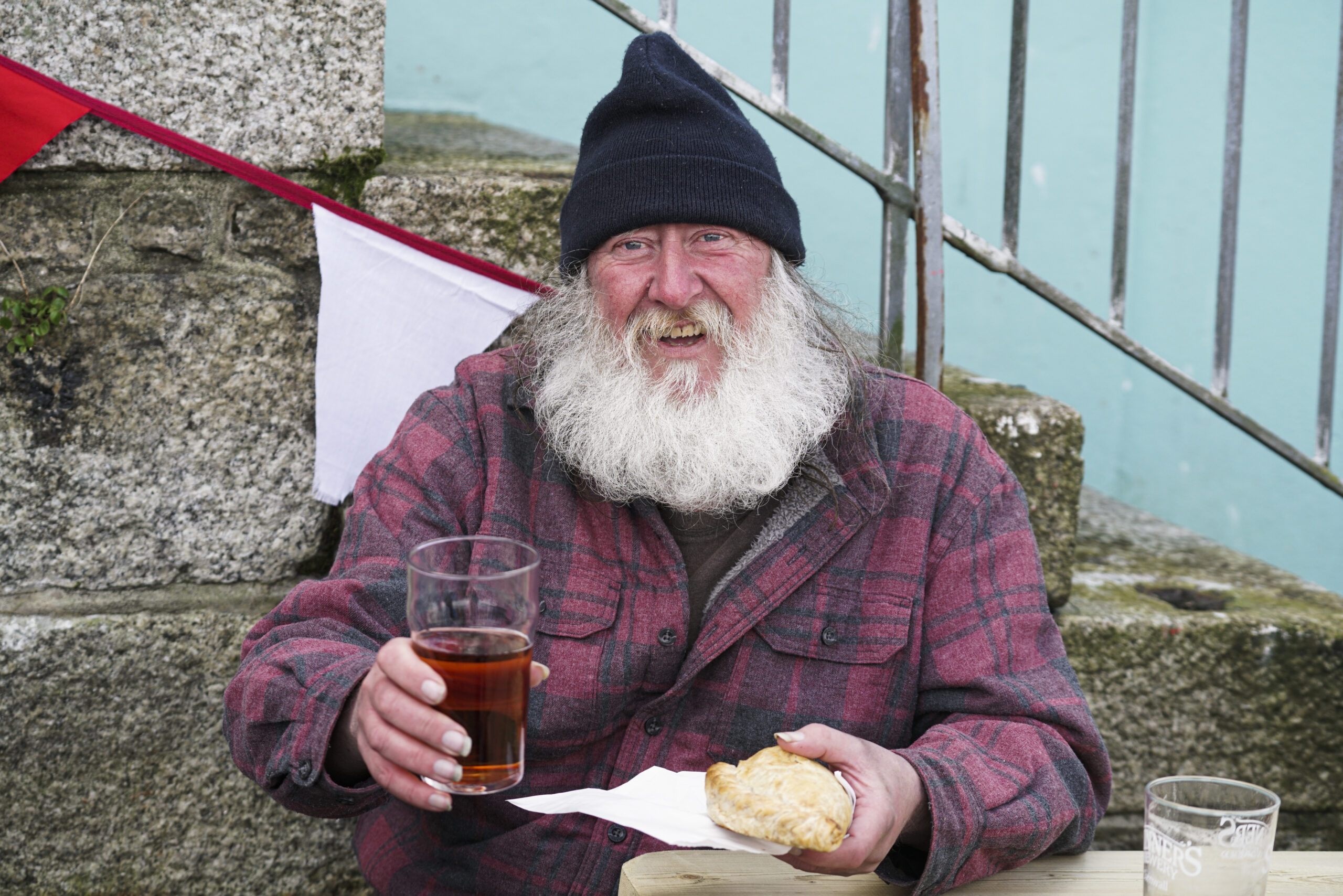 Photos English Enjoy Pints in Pubs After Loosened Lockdown
