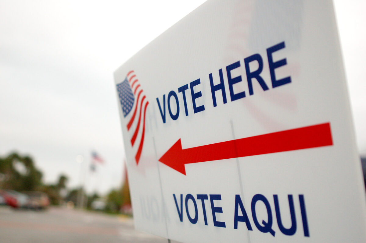 vote here vote aqui election day sign