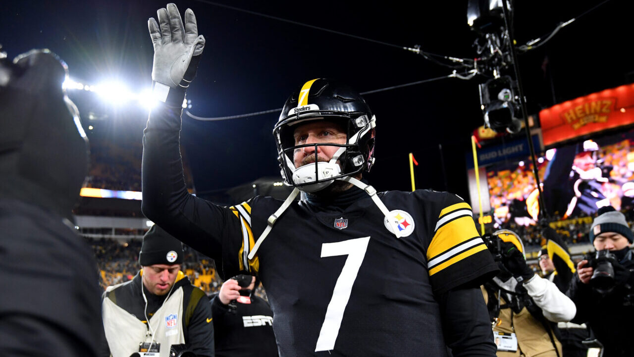 QB Ben Roethlisberger   celebrates the retirement of Big Ben