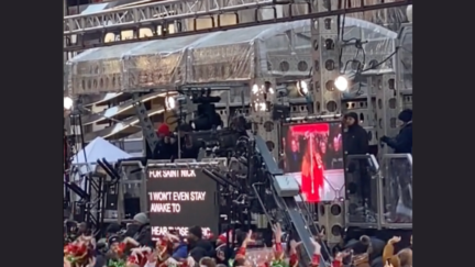 Viral TikTok Shows Mariah Carey Using Teleprompter for Lyrics to ‘All I Want For Christmas’ at Macy’s Thanksgiving Parade (mediaite.com)