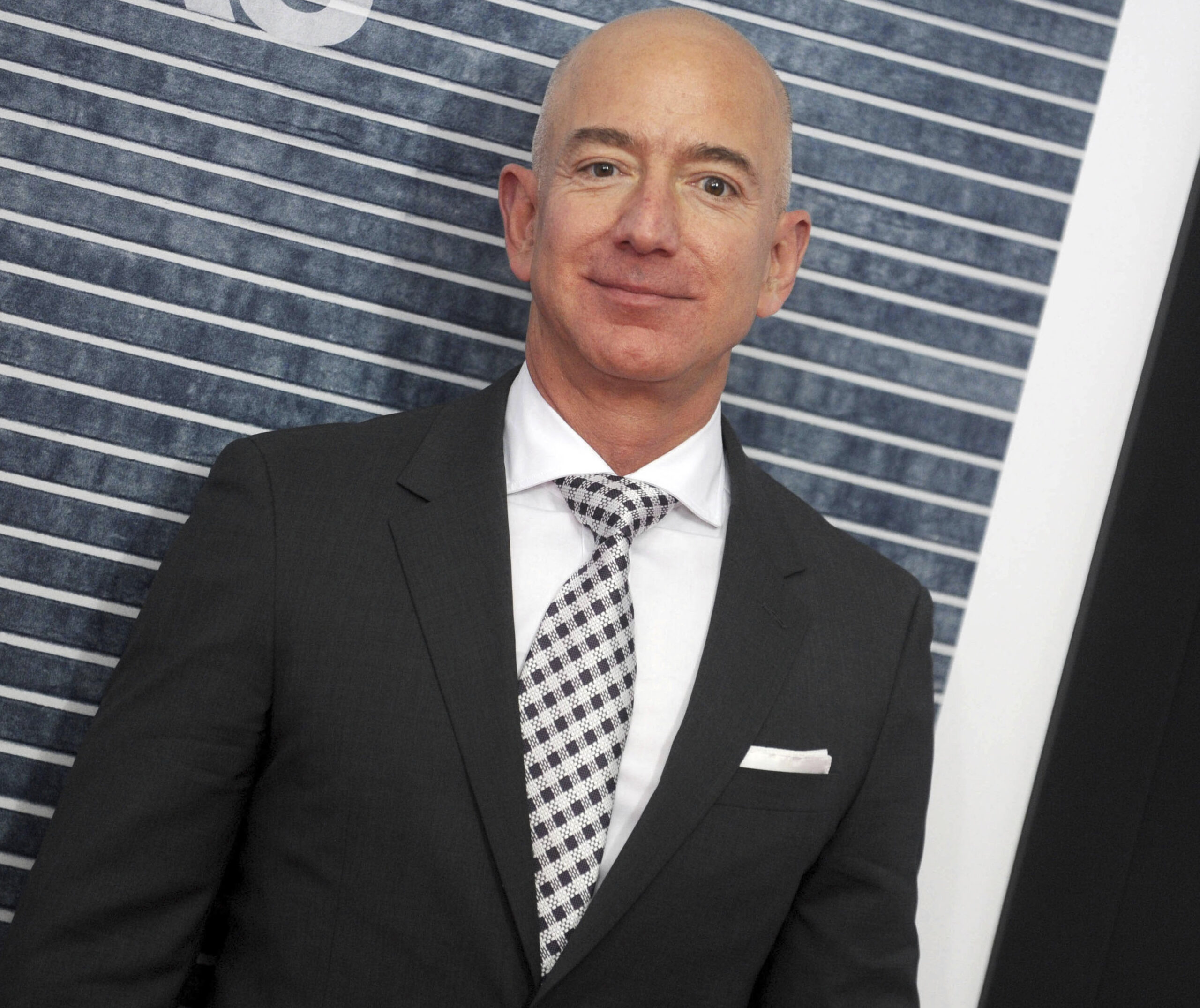 Jeff Bezos the favorite with Dan Snyder's firm $6 billion Washington  Commanders ask