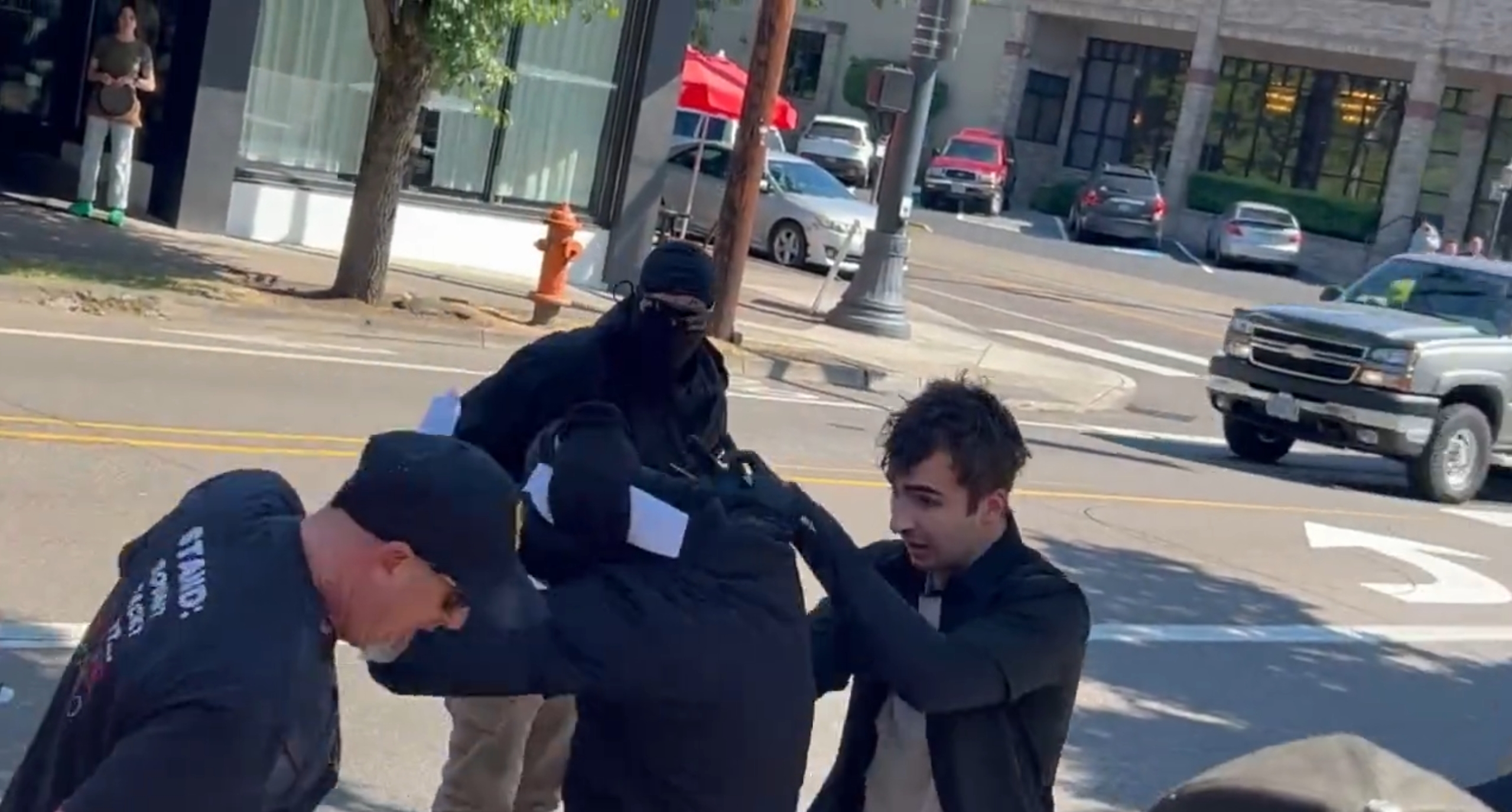 ‘GET THE F*** OUT!’ Proud Boys Surround, Unmask Neo-Nazi Rose City Nationalists in Violent Confrontation at Oregon Rally (mediaite.com)