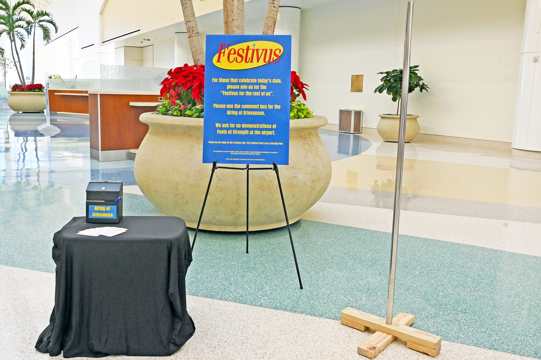 Orlando Airport Begs Travelers Not To Use Festivus Decoration As Stripper Pole (mediaite.com)