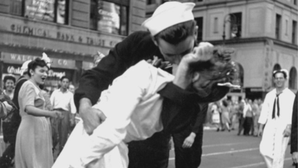 Iconic image of a sailor kissing a nurse on V-J Day in Times Square