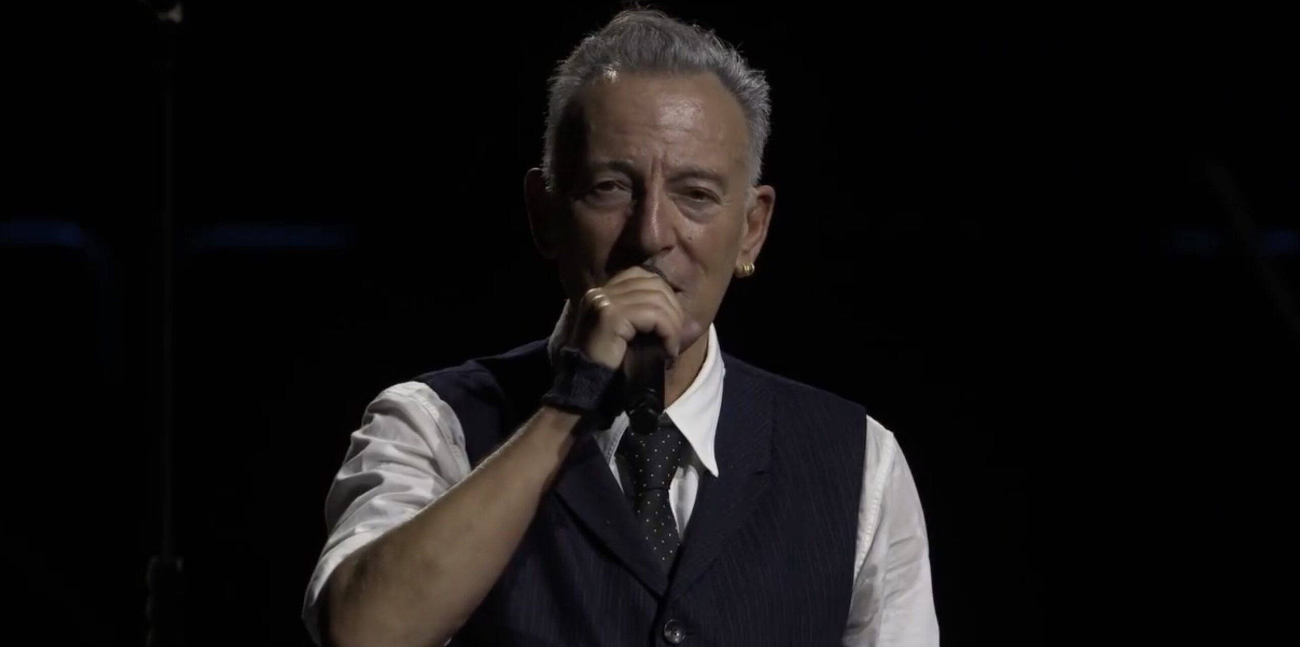 Bruce Springsteen Pauses U.K. Show to Rip ‘Treasonous’ Trump: ‘They’re Taking Sadistic Pleasure in the Pain’