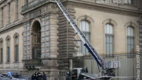 Böcker forklift Louvre heist ad